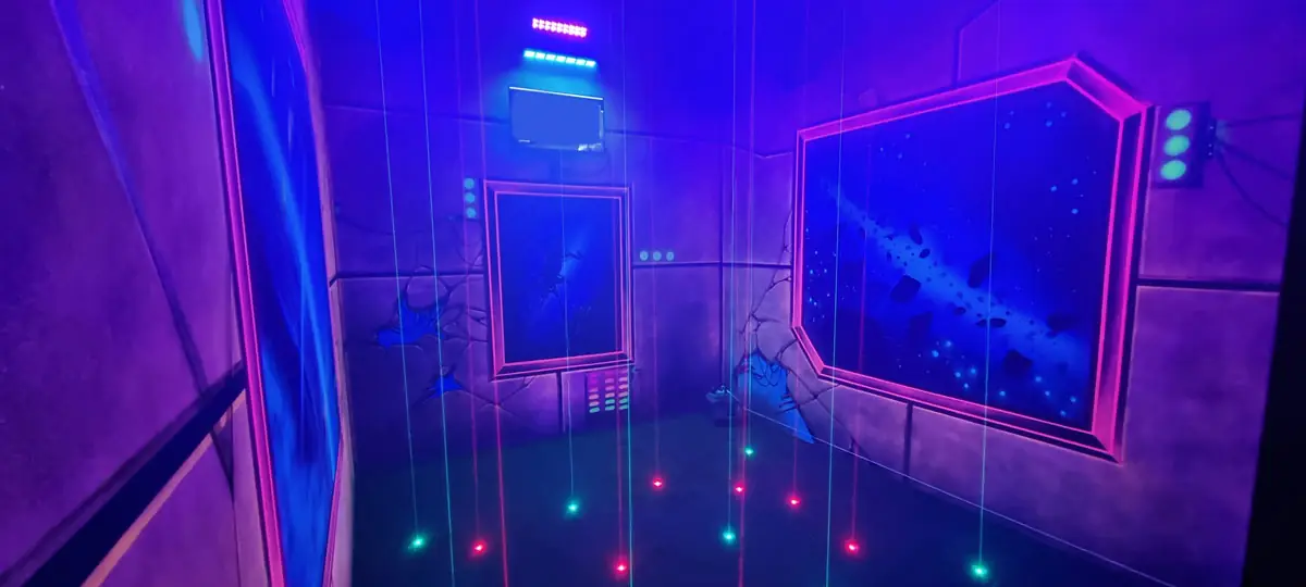 Laserparcours Catch The Beam mit grünen und roten Strahlen