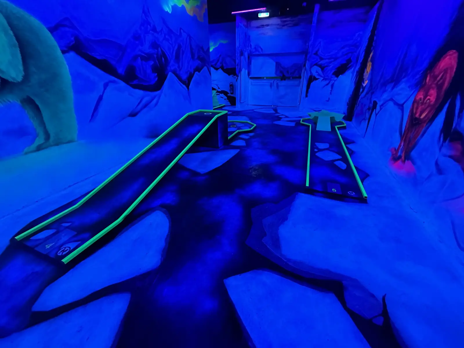 Eiswelt: Minigolfbahn im blauen Schwarzlicht