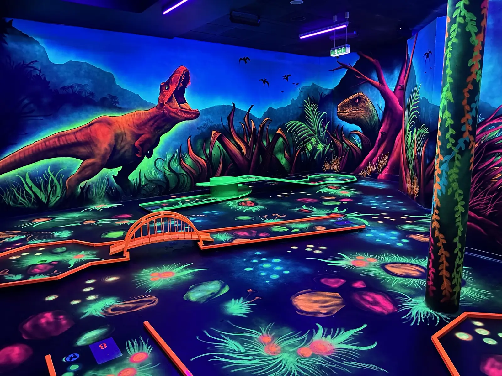 Dinosaurierwelt mit T-Rex-Wandbild