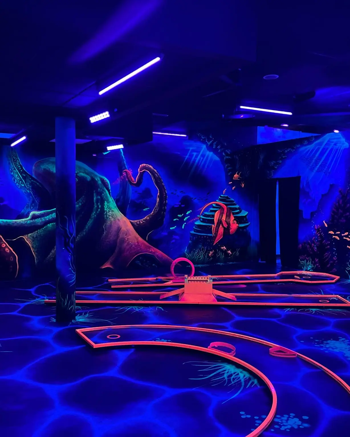 Unterwasserwelt: Minigolfbahnen vor einem Kraken-Wandbild