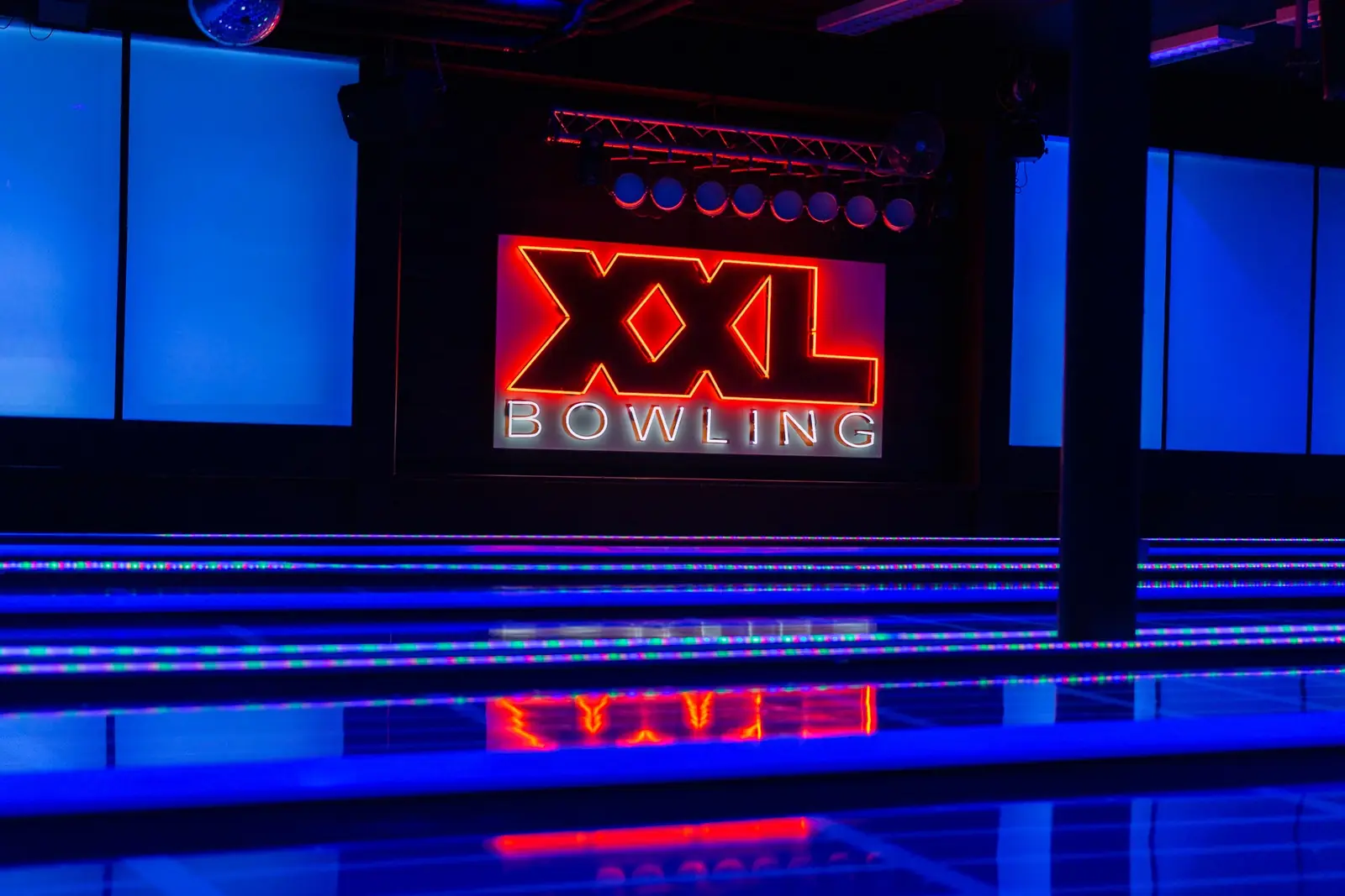 Bowlingbahnen im Schwarzlicht mit dem Schild XXL Bowling